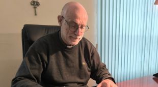El bisbe de Girona, Octavi Vilà, signant el drecret