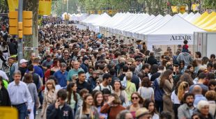 Centenars de persones passejant per la superilla literària de Passeig de Gràcia per Sant Jordi del 2023