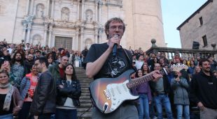 Quim Carandell entremig del públic a les escales de la catedral de Girona