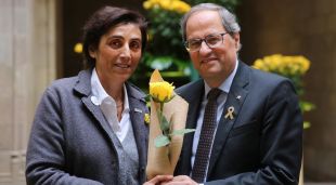 Quim Torra, regalant una rosa a la seva esposa, Carola Miró, durant el Sant Jordi del 2019
