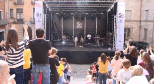 El públic dret a Girona, ballant les cançons de The Tyets