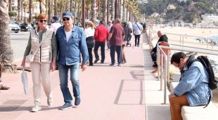 Alguns turistes passegen pel passeig marítim de Lloret de Mar a les portes de Setmana Santa (arxiu)