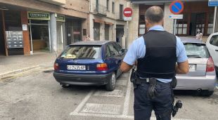 Un agent de la Policia Municpal de Girona posant una multa
