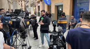 Els mitjans de comunicació s’han instal•lat fora la seu del partit perquè no els han deixat entrar a l’interior