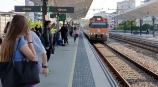 Arribada d'un tren a l'estació de Renfe de Girona