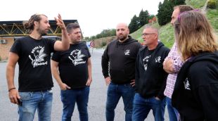 Membres de Revolta Pagesa i pagesos francesos reunits davant del Monument de Catalunya al Pertús