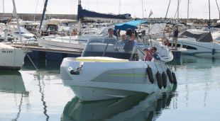 L'embarcació arribant al port de Palamós amb els responsables a dins