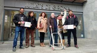 El veí de Sant Jaume de Llierca i la seva advocada, Montserrat Vinyets, davant els Jutjats de Girona