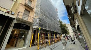 Un edifici rehabilitant-se a Figueres