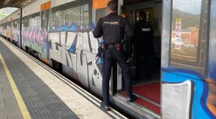 Dos agents de la Policia Nacional pugen en un vagó de tren aturat a l'estació de Portbou