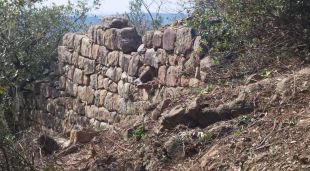 Restes d'un mur localitzat a la zona de jaciment de la Jonquera