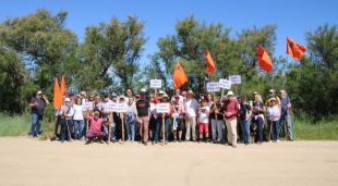 Els assistents a la mobilització per denunciar les activitats del Fluvià Nàutic