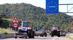 Els tractors marxant de l'autopista en direcció Figueres