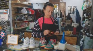 Irene Vidanes, al taller que té a Ripoll