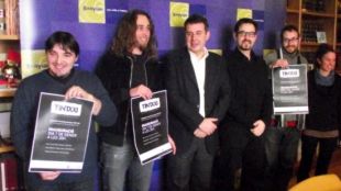 Foto dels representants del grup TINT XXI amb el regidor de Cultura i l'alcalde de Banyoles © ACN