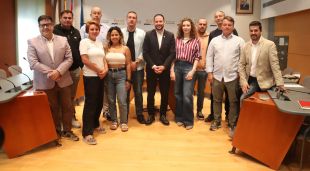 Adrià Lamelas, Jordi Martínez i Nino Gómez amb diversos representants de l'oci nocturn