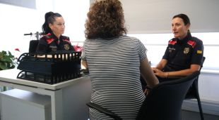 Una reconstrucció on dues mosses atenen una víctima de violència masclista a Girona