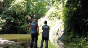 El servei d'informadors ambientals als gorgs i rius de les comarques gironines per prevenir l'incivisme s'allargarà fins al 15 de setembre