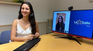 La Carlota parlant amb la Martina per videoconferència després de ser les dues millors notes de comarques gironines