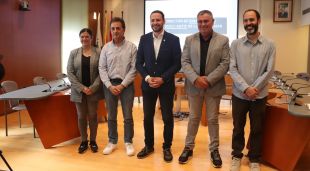 L'alcalde de Lloret de Mar, Adrià Lamelas, amb alguns dels regidors del govern i el redactor del pla director del nucli antic