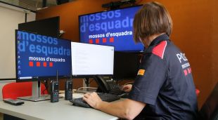 Una agent dels Mossos d'Esquadra, treballant a Girona per prevenir les estafes per internet