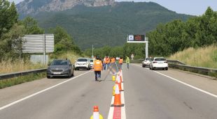 Tècnics inspeccionant la deformació a l'asfalt a la C-37 per sol·lucionar el problema i poder reobrir la via