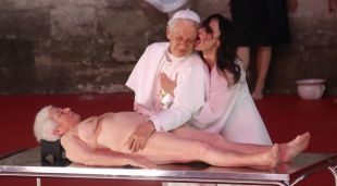 Angélica Liddell llepa l'orella d'un actor que interpreta Ingmar Bergman disfressat de Papa a l'espectacle 'DÄMON'