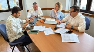 Els quatre regidors de Junts en una reunió després de sortir del govern local