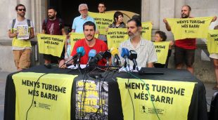 Els portaveus de la Plataforma pel Decreixement Turístic a Girona, aquest matí
