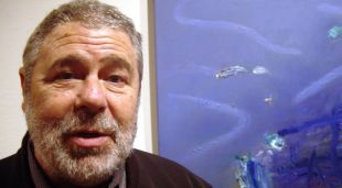 L'artista Gerard Sala davant d'una de les seves obres