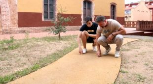 El director de l'Institut Català del Suro comprovant el paviment fet amb taps reciclats
