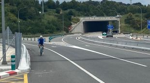 Un ciclista a l'entrada de l'AP-7 a la sortida Girona Oest