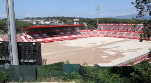 Estadi de Montilivi on hi treballen aquests dies per instal·lar la gespa nova