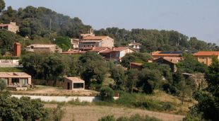 Vista del nucli de Foixà des d'una zona propera