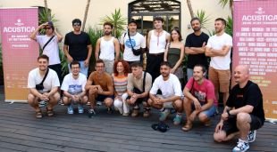 Foto de família a l'Antiga Fàbrica Estrella Damm d'alguns dels grups que actuaran a l'Acústica