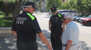 Dos vigilants municipals atenent un home a Portbou