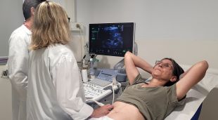 Una pacient, visitant-se en una consulta a la Unitat Funcional de cancer ginecològic