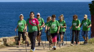 Una de les caminades arran de mar del programa 'Activa't amb la natura'