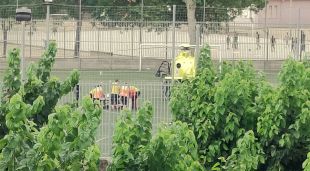 Els efectius del SEM assistint al menor abans de pujar-lo a l'helicòpter