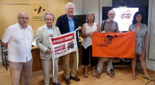 Els representants de Salvem l'Empordà i de la plataforma Stop Macro Parc Eòlic Marí