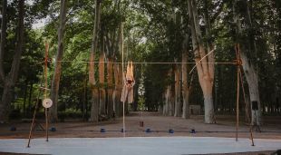 La funambulista La Corcoles actua a la plaça de les Botxes de Girona
