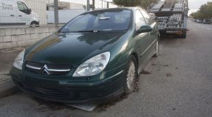 Un vehicle abandonat a Girona (arxiu)