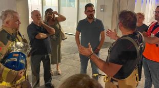 Salellas parlant amb els Bombers a la zona perimetral de seguretat, aquesta matinada