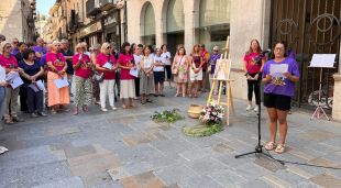 L'acte en homenatge a la Carla, davant l'Ajuntament de Girona