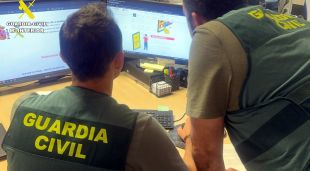 Dos agents de la Guàrdia Civil resseguint els moviments bancaris que va fer el grup d'estafadors per evitar deixar rastres de l'engany
