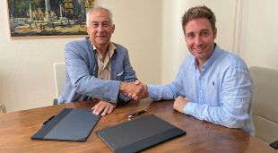 La signatura de conveni entre l'arquitecte Enric Ruiz Geli i l'alcalde de Figueres, Jordi Masquef