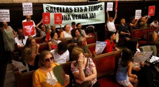 Pancartes en contra de l'edifici de la Diputació a Montilivi i dels pares de l'escola bressol La Baldufa