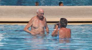 Dues persones grans parlen mentre estan nedant a la piscina del GEiEG de Sant Narcís