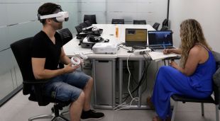 Un usuari utilitzant la realitat virtual al SOC de Salt