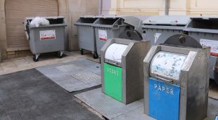 Uns contenidors a tocar de la plaça de l'Ajuntament de Figueres